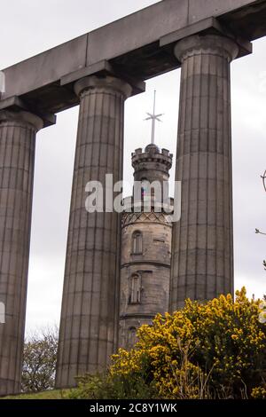 Il Monumento Nelson, una torre a forma di cannocchiale rovesciato, incorniciato dalle colonne del Monumento Nazionale Scozzese su Calton Hill a New Tow Foto Stock