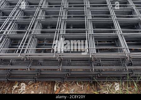 Rete di rinforzo di calcestruzzo di filo di acciaio usata nella costruzione. Contesto industriale. Foto Stock