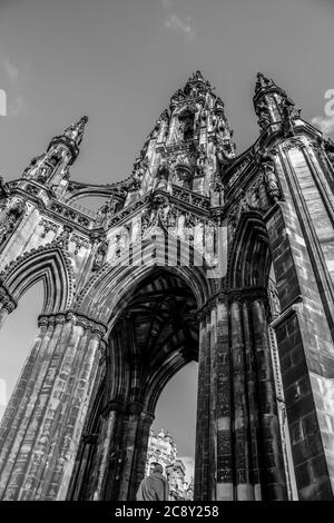 Vista del Monumento scozzese a Monocromo dal basso verso l'alto, fotografata a Princess Garden, Edinburg, Scozia Foto Stock