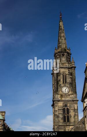 Il campanile del vecchio Tron Kirk, nel Royal Mile di Edimburgo, in una giornata di sole e limpida con alcune bolle di zuppa Foto Stock