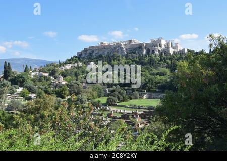 Atene, Grecia - 14 ottobre 2015: Roccia dell'Acropoli e tempio del Partenone visto dal sito archeologico dell'antica agora. Foto Stock