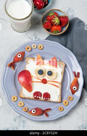 Toast con spalmare in forma di gatto, cibo per bambini idea, vista dall'alto Foto Stock