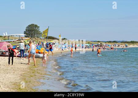 Una spiaggia affollata a Studland Bay in una calda giornata estiva soleggiata, Dorset England UK Foto Stock