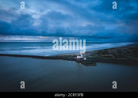 Vista sul drone del piccolo faro sulla costa dell'Oregon Foto Stock