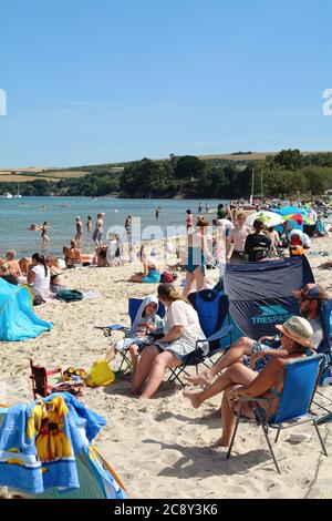 Una affollata spiaggia di Knoll a Studland Bay in una calda e soleggiata giornata estiva, Dorset England UK Foto Stock