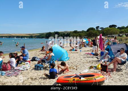 Una affollata spiaggia di Knoll a Studland Bay in una calda e soleggiata giornata estiva, Dorset England UK Foto Stock