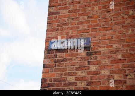 Albert Street targa di nome su un muro di mattoni rossi. Foto Stock