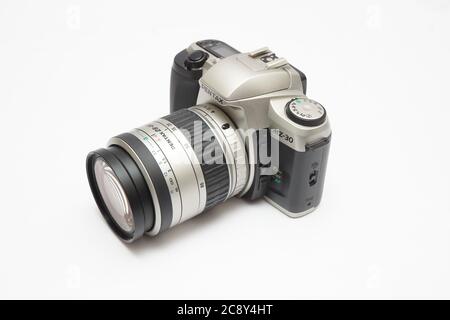 Telecamera a film Pentax retro vintage isolata su sfondo bianco Foto Stock