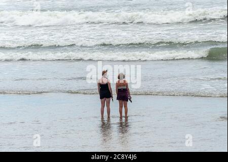 Garretstown, West Cork, Irlanda. 27 luglio 2020. Nonostante i venti alti e i mari irregolari, sia i turisti che i locali si sono diretti a Garretstown Beach questo pomeriggio. Le docce isolate spingeranno questa sera con alti da 15 a 19 gradi Celsius. Credit: Notizie dal vivo di AG/Alamy Foto Stock