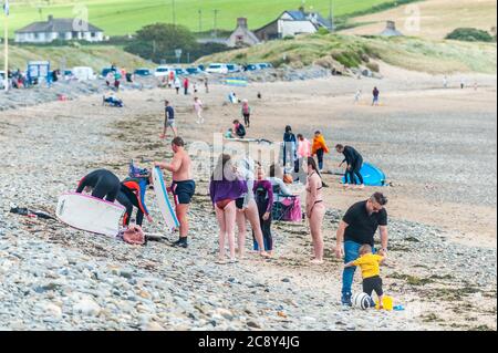 Garretstown, West Cork, Irlanda. 27 luglio 2020. Nonostante i venti alti e i mari irregolari, sia i turisti che i locali si sono diretti a Garretstown Beach questo pomeriggio. Le docce isolate spingeranno questa sera con alti da 15 a 19 gradi Celsius. Credit: Notizie dal vivo di AG/Alamy Foto Stock