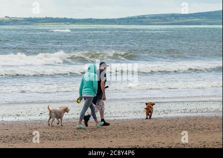 Garretstown, West Cork, Irlanda. 27 luglio 2020. Nonostante i venti alti e i mari irregolari, sia i turisti che i locali si sono diretti a Garretstown Beach questo pomeriggio. Credit: Notizie dal vivo di AG/Alamy Foto Stock