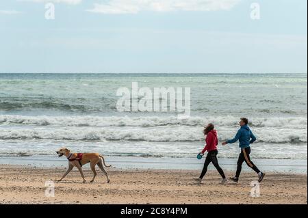 Garretstown, West Cork, Irlanda. 27 luglio 2020. Nonostante i venti alti e i mari irregolari, sia i turisti che i locali si sono diretti a Garretstown Beach questo pomeriggio. Credit: Notizie dal vivo di AG/Alamy Foto Stock