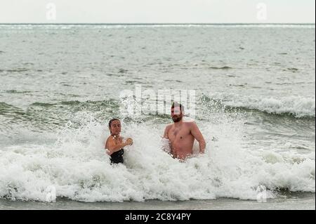 Garretstown, West Cork, Irlanda. 27 luglio 2020. Nonostante i venti alti e i mari irregolari, sia i turisti che i locali si sono diretti a Garretstown Beach questo pomeriggio. Credit: Notizie dal vivo di AG/Alamy Foto Stock