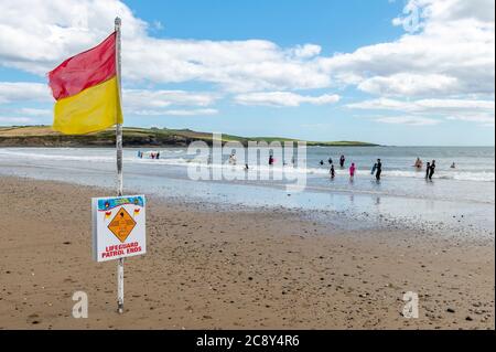 Garretstown, West Cork, Irlanda. 27 luglio 2020. Nonostante i venti alti e i mari irregolari, sia i turisti che i locali si sono diretti a Garretstown Beach questo pomeriggio. Credit: Notizie dal vivo di AG/Alamy Foto Stock