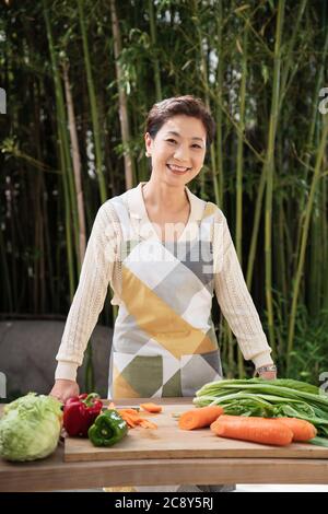 L'immagine del cortile delle donne di mezza età per preparare gli ingredienti Foto Stock