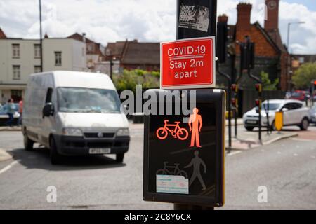 Covid 19. Misure del virus Corona, distanza sociale, segni, maschere, salute, pulizia e blocco. Cartello e ordine del centro città. All'attraversamento pedonale. Foto Stock