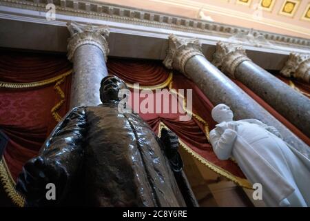 Una statua di Zabulon Baird Vance è esposta al Campidoglio degli Stati Uniti a Washington, DC, Stati Uniti, lunedì 27 luglio 2020. Credit: Stefani Reynolds/CNP /MediaPunch Foto Stock