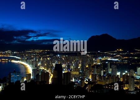 Vista notturna della città turistica di Benidorm sulla costa spagnola Foto Stock