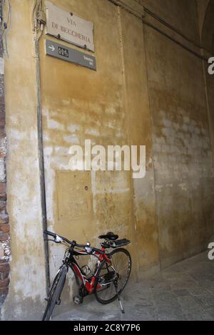 Bicicletta appoggiata al muro di un vicolo nel vecchio quartiere d'Italia Foto Stock