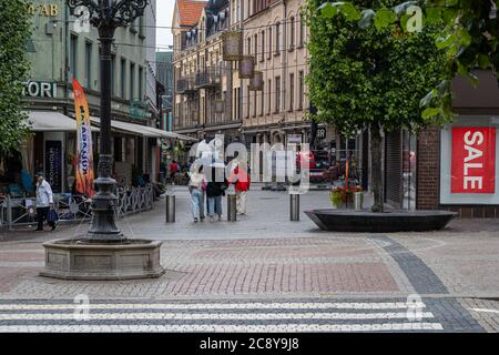 Helsingborg, Svezia - 26 luglio 2020: Una giornata estiva piovosa. Le persone corrono per ripararsi Foto Stock