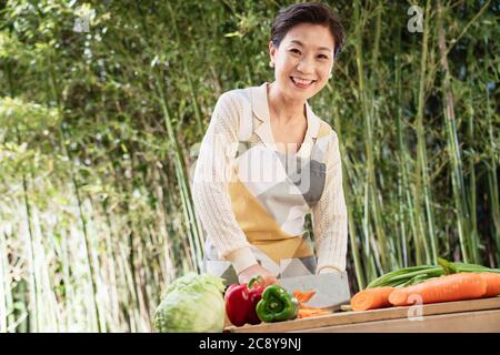Il cortile tritare verdure in donne di mezza vita Foto Stock
