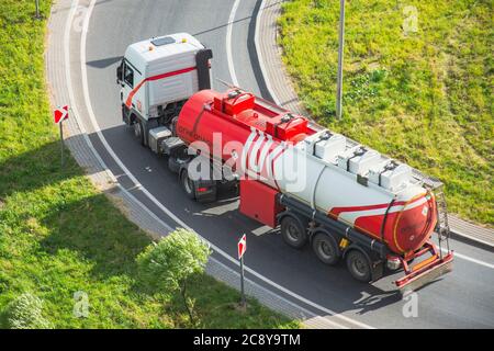 Camion pesante grande autocisterna Luckoil azienda sull'autostrada di città. Russia, San Pietroburgo. 06 luglio 2020 Foto Stock