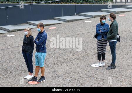 Londra, Regno Unito. 27 luglio 2020 - le code socialmente distanziate aspettano che la Tate Modern Gallery di Bankside, Londra riapra per la prima volta da quando il parlamento britannico ha imposto un blocco a causa della pandemia del COVID-19. (Credit: Lucy North | MI News) Credit: MI News & Sport /Alamy Live News Foto Stock