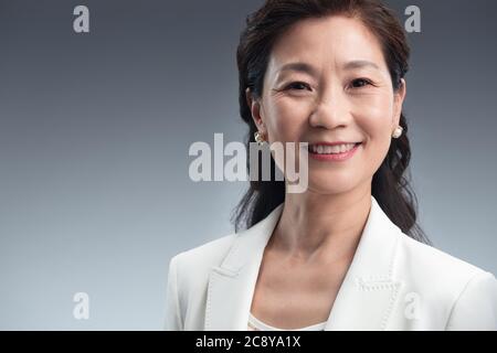 Felice moda business medio-invecchiato ritratto donna Foto Stock