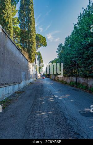 Vecchia strada lungo le mura storiche nel centro storico di Roma Foto Stock