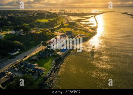 Vecchia stazione della guardia costiera a Bandon, Oregon, foto del drone al tramonto Foto Stock