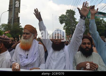 Gli attivisti pakistani di Sunni Tehreek (un gruppo religioso) stanno protestando contro l'arresto del leader religioso Dr. Muhammad Ashraf Asif Jalali Sahb. (Presidente Tehreek Labbaik Ya RasoolAllah) (Fondatore di Idaa Sirat-e-Mustaqeem Pakistan) a Lahore. Le affermazioni blasfeme del dottor Ashraf Asif Jalali evocano una reazione immediata da parte di studiosi musulmani sunniti e sciiti.i chierici sunniti e sciiti condannano Ashraf Jalali sulla bestemmia di Bibi Fatima Zahra, l'amata figlia di Hazrat Mohammad (PBUH), l'ultimo apostolo di Dio e Profeta di Islam e di umanità. (Foto di Rana Sajid Hussain/Pacific Foto Stock