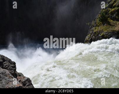 Primavera tarda nel Parco Nazionale di Yellowstone: Si affaccia sulle Upper Yellowstone Falls sul fiume Yellowstone dal Brink Foto Stock