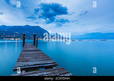 Barbarano di Salò, Italia, bel tramonto sopra acqua sul Lago di Garda Foto Stock