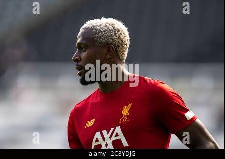 Newcastle, Regno Unito. 26 luglio 2020. Divock origi di Liverpool pre match durante la partita della Premier League tra Newcastle United e Liverpool Football Stadium intorno rimangono vuoti a causa della Covid-19 Pandemic come governo di diving le leggi sociali proibiscono i tifosi all'interno dei luoghi di gioco, con la conseguenza che tutti gli incontri sono giocati a porte chiuse fino a ulteriore avviso a St. James's. Park, Newcastle, Inghilterra, il 26 luglio 2020. Foto di Andy Rowland. Credit: Prime Media Images/Alamy Live News Foto Stock