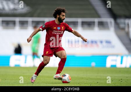 Newcastle, Regno Unito. 26 luglio 2020. Mohamed Salah di Liverpool durante la partita della Premier League tra Newcastle United e Liverpool Football Stadium intorno rimangono vuoti a causa della Pandemic Covid-19, in quanto le leggi governative in materia di allontanamento sociale vietano ai tifosi all'interno di luoghi che danno luogo a tutte le partite che si svolgono a porte chiuse fino a nuovo avviso al St. James's Park, Newcastle, Inghilterra il 26 luglio 2020. Foto di Andy Rowland. Credit: Prime Media Images/Alamy Live News Foto Stock