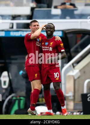 Newcastle, Regno Unito. 26 luglio 2020. James Milner si congratula con il suo capocannoniere Sadio Mane di Liverpool durante la partita della Premier League tra Newcastle United e Liverpool Football Stadium nei dintorni rimangono vuoti a causa della Pandemica Covid-19, in quanto le leggi governative sulla distanza sociale vietano ai tifosi all'interno dei locali, il che comporta la partita di tutti gli incontri a porte chiuse fino a ulteriore avviso a. St. James's Park, Newcastle, Inghilterra, il 26 luglio 2020. Foto di Andy Rowland. Credit: Prime Media Images/Alamy Live News Foto Stock