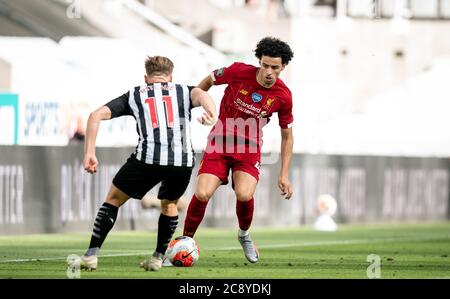 Newcastle, Regno Unito. 26 luglio 2020. Curtis Jones di Liverpool durante la partita della Premier League tra Newcastle United e Liverpool Football Stadium intorno rimangono vuoti a causa della Pandemic Covid-19, in quanto le leggi governative in materia di allontanamento sociale vietano ai tifosi all'interno dei locali, il che comporta che tutti gli incontri vengano giocati a porte chiuse fino a nuovo avviso al St. James's Park, Newcastle, Inghilterra il 26 luglio 2020. Foto di Andy Rowland. Credit: Prime Media Images/Alamy Live News Foto Stock