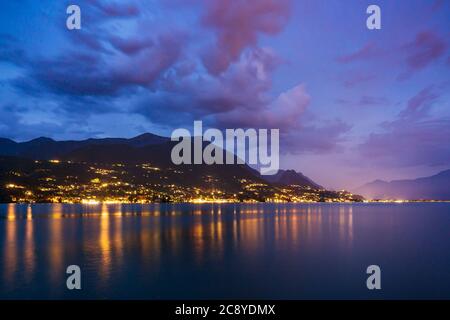 Salo, Italia, bel tramonto sopra acqua sul Lago di Garda Foto Stock