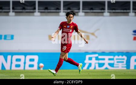 Newcastle, Regno Unito. 26 luglio 2020. Takumi Minamino di Liverpool durante la partita della Premier League tra gli stadi di Newcastle United e Liverpool Football intorno rimangono vuoti a causa della pandemia del Covid-19, poiché le leggi governative in materia di distanza sociale vietano ai tifosi all'interno di luoghi che danno luogo a tutte le partite che si svolgono a porte chiuse fino a nuovo avviso al St. James's Park, Newcastle, Inghilterra il 26 luglio 2020. Foto di Andy Rowland. Credit: Prime Media Images/Alamy Live News Foto Stock