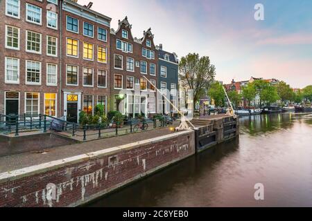 Amsterdam strade e canali durante il tramonto, stagione estiva. Sint Antoniesluis, meta turistica molto apprezzata dai turisti. Foto Stock