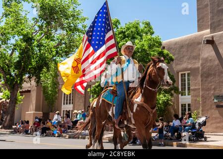 Cowboy e New Mexico e bandiere americane, Rodeo de Santa Fe Parade, New Mexico USA Foto Stock