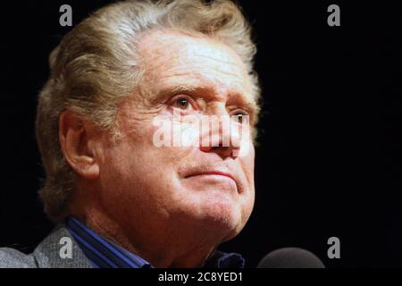 Creve Coeur, Stati Uniti. 27 luglio 2020. L'ospite del talk show Regis Philbin, mostrato in questa foto del file di novembre 2011 durante una apparizione alla Chaminade High School a Creve Coeur, Missouri, nel novembre del 2011, è morto all'età di 88 anni, il 24 luglio 2020. File Photo by Bill Greenblatt/UPI Credit: UPI/Alamy Live News Foto Stock