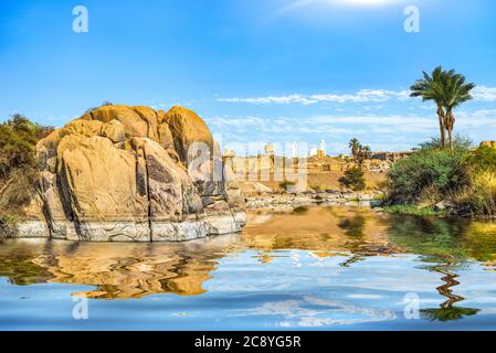 Rock sul fiume Nilo ad Assuan al giorno di sole, Egitto Foto Stock