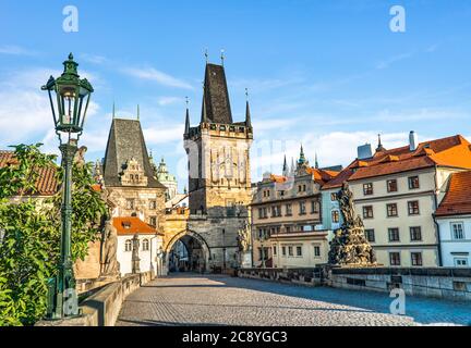 Sole di mattina sul Ponte Carlo a Praga, Repubblica Ceca Foto Stock