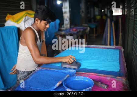 Dhaka, Dhaka, Bangladesh. 27 luglio 2020. I lavoratori sono bly che fanno le medicazioni per la raccolta di eid. Credit: Md. Rakibul Hasan/ZUMA Wire/Alamy Live News Foto Stock