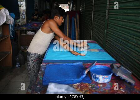 Dhaka, Dhaka, Bangladesh. 27 luglio 2020. I lavoratori sono bly che fanno le medicazioni per la raccolta di eid. Credit: Md. Rakibul Hasan/ZUMA Wire/Alamy Live News Foto Stock