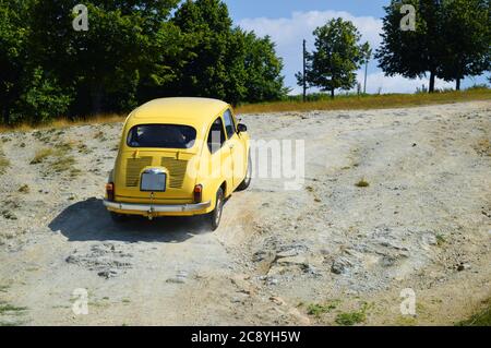 Questa foto è stata scattata nell'estate del 2018 in Nord Macedonia. Un uomo locale guida la sua piccola auto su una strada accidentata. Foto Stock