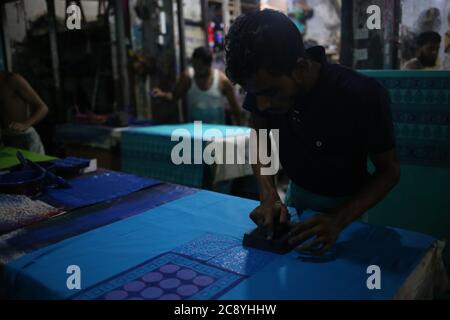 Dhaka, Dhaka, Bangladesh. 27 luglio 2020. I lavoratori sono bly che fanno le medicazioni per la raccolta di eid. Credit: Md. Rakibul Hasan/ZUMA Wire/Alamy Live News Foto Stock