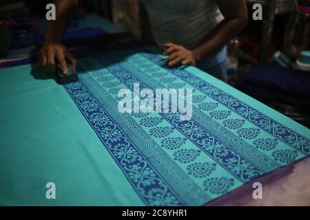 Dhaka, Dhaka, Bangladesh. 27 luglio 2020. I lavoratori sono bly che fanno le medicazioni per la raccolta di eid. Credit: Md. Rakibul Hasan/ZUMA Wire/Alamy Live News Foto Stock