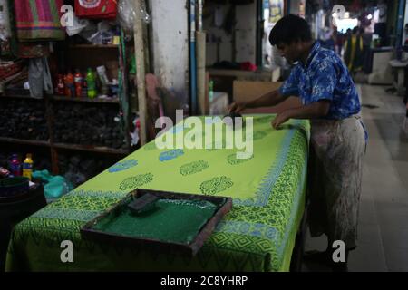 Dhaka, Dhaka, Bangladesh. 27 luglio 2020. I lavoratori sono bly che fanno le medicazioni per la raccolta di eid. Credit: Md. Rakibul Hasan/ZUMA Wire/Alamy Live News Foto Stock